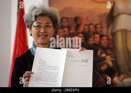 Bildnummer: 55062393  Datum: 24.03.2011  Copyright: imago/Xinhua (110325) -- ATHENS, March 24, 2011 (Xinhua)- Chinese Deputy Foreign Minister Fu Ying (L) shows a letter from Chinese Prime Minister Wen Jiabao during a press conference in Athens, capital of Greece on March 24, 2011. China and Greece shall turn friendship into a motive to advance bilateral cooperation on all sectors, said Fu Ying during a visit to Greece to express gratitude for Greek support in the recent evacuation operation of thousands Chinese from Libya. (Xinhua/Marios Lolos)(zf) GREECE-CHINA-DIPLOMACY-LIBYA PUBLICATIONxNOTx Stock Photo