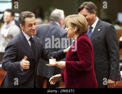 Bildnummer: 55071417  Datum: 25.03.2011  Copyright: imago/Xinhua (110325) -- BRUSSELS, March 25, 2011 (Xinhua) -- French President Nicolas Sarkozy (L) greets German Chancellor Angela Merkel (C) prior to the start of the second day of the EU summit in Brussels, capital of Belgium, March 25, 2011. (Xinhua/Thierry Monasse)(yc) BRUSSELS-EU-SUMMIT-SECOND DAY PUBLICATIONxNOTxINxCHN People Politik EU Gipfel Brüssel kbdig xcb xo0x 2011 quer premiumd     Bildnummer 55071417 Date 25 03 2011 Copyright Imago XINHUA  Brussels March 25 2011 XINHUA French President Nicolas Sarkozy l greets German Chancellor Stock Photo