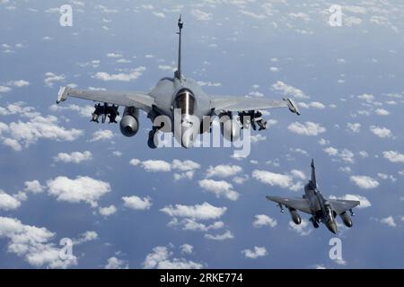 (110325) -- ISTRES, March 25, 2011 (Xinhua) -- Handout photo released by ECPAD (The French Defence communication and audiovisual production agency) on March 25, 2011 shows a French Army Mirage 2000 (R) jet fighter and a Rafale from the Istres airbase refueling to take part in military operations in Libya on March 25, 2011. A Libyan plane was destroyed on ground during Thursday operation, the Chief of French general staff Edouard Guillaud said Friday. (Xinhua/ECPAD) FRANCE-LIBYA-MILITARY OPERATION PUBLICATIONxNOTxINxCHN   110325 ISTRES March 25 2011 XINHUA handout Photo released by ECPAD The Fr Stock Photo