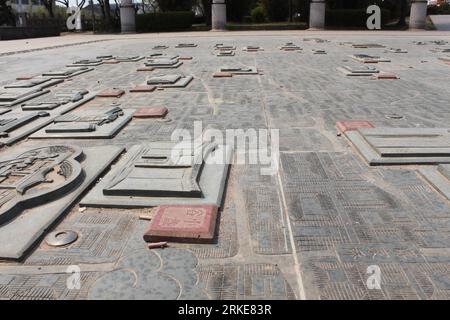 Bildnummer: 55098552  Datum: 26.03.2011  Copyright: imago/Xinhua YANGZHOU, March 27, 2011 (Xinhua) -- Photo taken on March 26, 2011 shows an embossment square presenting the local ancient residences and guildhalls in Yangzhou City of east China s Jiangsu Province. A promotive activity of guildhall industry of Chinese Ming Dynasty (1368-1644) and Qing Dynasty (1644-1911) was held in Yangzhou on March 18. For the protection and further development of the ancient residences and guildhalls in Yangzhou, the local government invited investment on the ancient buildings. Fifteen enterprises from all o Stock Photo