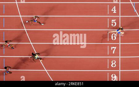 Budapest, Ungarn. August 2023. Femke Bol (R) aus den Niederlanden überquert die Ziellinie beim 400m Hürdenfinale der Frauen der Leichtathletik-Weltmeisterschaften Budapest 2023 in Budapest, Ungarn, 24. August 2023. Lied Yanhua/Xinhua/Alamy Live News Stockfoto