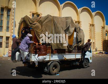 Bildnummer: 55119429  Datum: 28.03.2011  Copyright: imago/Xinhua (110329) -- SALLUM, March 29, 2011 (Xinhua) -- transports their belongings to leave Egyptian border crossing of Sallum, March 28, 2011. Thousands of refugees have gathered near the border of Libya and Egypt fleeing the violence in Libya and are waiting for the help of International Organization for Migration (IOM). (Xinhua/Cai Yang) (jl) CAIRO-LIBYA-BORDER-REFUGEES PUBLICATIONxNOTxINxCHN Politik Libyen Gesellschaft Krieg Konflikt Unruhen Aufstand Flüchtlinge Grenze Grenzgebiet kbdig xub 2011 quer premiumd o0 Habseligkeiten Besitz Stock Photo