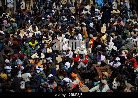 (110329) -- SALLUM, 29. März 2011 (Xinhua) -- Tschadische Peoole versammeln sich am ägyptischen Grenzübergang von Sallum, 28. März 2011. Tausende Flüchtlinge haben sich vor der Grenze zu Libyen und Ägypten versammelt, um der Gewalt in Libyen zu entkommen, und warten auf die Hilfe der Internationalen Organisation für Migration (IOM). (Xinhua/Cai Yang) (jl) KAIRO-LIBYEN-GRENZE-FLÜCHTLINGE PUBLICATIONxNOTxINxCHN Stockfoto