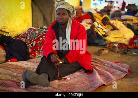 Bildnummer: 55119425  Datum: 28.03.2011  Copyright: imago/Xinhua (110329) -- SALLUM, March 29, 2011 (Xinhua) -- African refugees gather at Egyptian border crossing of Sallum, March 28, 2011. Thousands of refugees have gathered near the border of Libya and Egypt fleeing the violence in Libya and are waiting for the help of International Organization for Migration (IOM). (Xinhua/Cai Yang) (jl) CAIRO-LIBYA-BORDER-REFUGEES PUBLICATIONxNOTxINxCHN Politik Libyen Gesellschaft Krieg Konflikt Unruhen Aufstand Flüchtlinge Grenze Grenzgebiet kbdig xub 2011 quer Highlight premiumd  o0 Flüchtlingslager Stock Photo