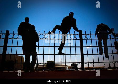 Bildnummer: 55119423  Datum: 28.03.2011  Copyright: imago/Xinhua (110329) -- SALLUM, March 29, 2011 (Xinhua) -- span the guardrail of customs at Egyptian border crossing of Sallum, March 28, 2011. Thousands of refugees have gathered near the border of Libya and Egypt fleeing the violence in Libya and are waiting for the help of International Organization for Migration (IOM). (Xinhua/Cai Yang) (jl) CAIRO-LIBYA-BORDER-REFUGEES PUBLICATIONxNOTxINxCHN Politik Libyen Gesellschaft Krieg Konflikt Unruhen Aufstand Flüchtlinge Grenze Symbol Grenzgebiet kbdig xub 2011 quer Highlight premiumd o0 Flucht Z Stock Photo