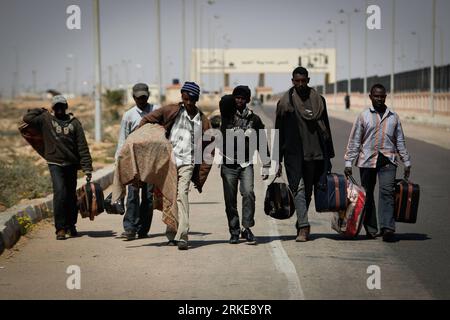 Bildnummer: 55130001  Datum: 29.03.2011  Copyright: imago/Xinhua (110329) -- SALLUM, March 29, 2011 (Xinhua) -- African migrants walk through Egyptian border crossing of Sallum, March 29, 2011. Thousands of refugees have gathered near the border of Libya and Egypt fleeing the violence in Libya and waiting for the help from international organizations. (Xinhua/Cai Yang) (zyw) EYGPT-LIBYA-SALLUM-BORDER-REFUGEES PUBLICATIONxNOTxINxCHN Gesellschaft Politik Libyen Krieg Flüchtlinge Kriegsflüchtlinge Afrika Grenze EGY premiumd kbdig xsk 2011 quer Aufmacher  o0 Bürgerkrieg    Bildnummer 55130001 Date Stock Photo