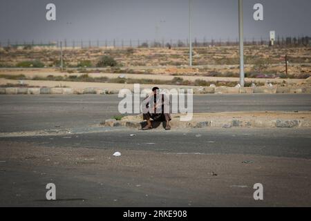 Bildnummer: 55129999  Datum: 29.03.2011  Copyright: imago/Xinhua (110329) -- SALLUM, March 29, 2011 (Xinhua) -- An African migrant is seen at Egyptian border crossing of Sallum, March 29, 2011. Thousands of refugees have gathered near the border of Libya and Egypt to flee the violence in Libya and wait for the help from international organizations. (Xinhua/Cai Yang) (zyw) EYGPT-LIBYA-SALLUM-BORDER-REFUGEES PUBLICATIONxNOTxINxCHN Gesellschaft Politik Libyen Krieg Flüchtlinge Kriegsflüchtlinge Afrika Grenze EGY premiumd kbdig xsk 2011 quer  o0 Bürgerkrieg, Einsamkeit, pessimistisch, Verzweiflung Stock Photo