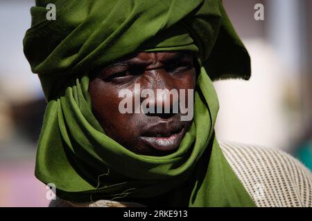 Bildnummer: 55130003  Datum: 29.03.2011  Copyright: imago/Xinhua (110329) -- SALLUM, March 29, 2011 (Xinhua) -- An African migrant is seen at the Egyptian border crossing of Sallum, March 29, 2011. Thousands of refugees have gathered near the border of Libya and Egypt to flee the violence in Libya and wait for the help from international organizations. (Xinhua/Cai Yang) (zyw) EYGPT-LIBYA-SALLUM-BORDER-REFUGEES PUBLICATIONxNOTxINxCHN Gesellschaft Politik Libyen Krieg Flüchtlinge Kriegsflüchtlinge Afrika Grenze EGY premiumd kbdig xsk 2011 quer Aufmacher  o0 Bürgerkrieg    Bildnummer 55130003 Dat Stock Photo