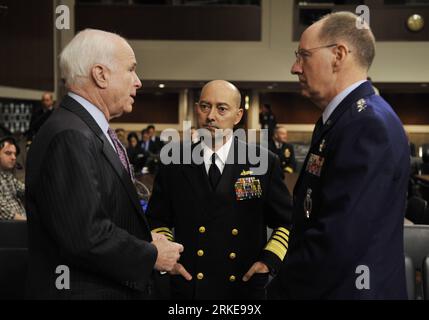 Bildnummer: 55139451  Datum: 29.03.2011  Copyright: imago/Xinhua (110329) -- WASHINGTON D.C., March 29, 2011 (Xinhua) -- Sen. John McCain (L), ranking member of the Senate Armed Services Committee, Admiral James Stavridis (C), Commander, U.S. European Command/Supreme Allied Commander, Europe, and General Robert Kehler, Commander, U.S. Strategic Command, chat before a hearing to review the Defense Authorization Request for Fiscal Year 2012 and the Future Years Defense Program, at the Capitol Hill in Washington D.C., capital of the United States, March 29, 2011. (Xinhua/Zhang Jun) (wjd) US-WASHI Stockfoto