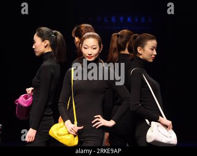 Bildnummer: 55140435  Datum: 30.03.2011  Copyright: imago/Xinhua (110330) -- SEOUL, March 30, 2011 (Xinhua) -- Models display handbags of designer Gil Hyun Zu during the second day of the 6-day 2011 Seoul Fashion Week F/W in South Korea, March 30, 2011.(Xinhua/He Lulu) (zcc) SOUTH KOREA-SEOUL-FASHION PUBLICATIONxNOTxINxCHN Entertainment Kultur Mode Modenschau Modewoche xo0x kbdig xub 2011 quer premiumd     Bildnummer 55140435 Date 30 03 2011 Copyright Imago XINHUA  Seoul March 30 2011 XINHUA Models Display Handbags of Designers Gil Hyun to during The Second Day of The 6 Day 2011 Seoul Fashion Stock Photo