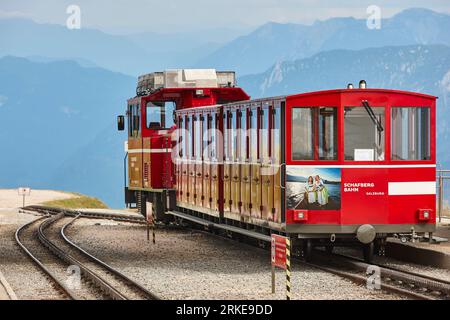 Schafbergbahn und Wagen. Malerische Bergbahn im Salzburgerland. Österreich Stockfoto