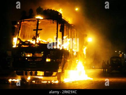 Bildnummer: 55155942 Datum: 30.03.2011 Copyright: imago/Xinhua (110330) -- KARACHI, 30. März 2011 (Xinhua) -- Ein brennender Personenbus wird auf einer Straße in der südpakistanischen Hafenstadt Karachi gesehen, 30. März 2011. Der Bus wurde von wütenden Cricket-Fans in Brand gesetzt, nachdem Indien Pakistan in einem Halbfinale der ICC Cricket World Cup besiegt hatte. (Xinhua/Arshad) (wjd) PAKISTAN-KARACHI-PROTEST-CRICKET PUBLICATIONxNOTxINxCHN Gesellschaft Politik Terror Anschlag Terroranschlag Bombe Bombenanschlag kbdig xcb 2011 quer premiumd o0 Feuer, Brand, Flammen, Nacht Bildnummer 55155942 Datum 30 03 2011 Copyright Imago Stockfoto