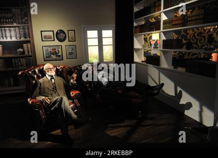 Bildnummer: 55185261  Datum: 01.04.2011  Copyright: imago/Xinhua (110402) -- VIENNA, April 2, 2011 (Xinhua) -- A visitor poses with a wax figure of Austrian psychoanalyst Sigmund Freud at Madame Tussauds in Prater of Vienna, capital of Austria, April 1, 2011. The Madame Tussauds Vienna, which is the eleventh branch in the world, opened to the public with more than 60 wax figures on Friday. (Xinhua/Xu Liang) (jl) AUSTRIA-VIENNA-MADAME TUSSAUDS-OPEN PUBLICATIONxNOTxINxCHN Reisen AUT Museum People kbdig xub 2011 quer  o0 Objekte Wachsfigur kurios    Bildnummer 55185261 Date 01 04 2011 Copyright I Stock Photo