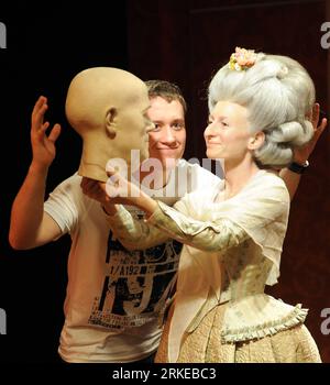 Bildnummer: 55185264 Datum: 01.04.2011 Copyright: imago/Xinhua (110402) -- WIEN, 2. April 2011 (Xinhua) -- Ein Besucher posiert mit einer Wachsfigur von Madame Marie Tussaud bei Madame Tussauds im Prater von Wien, Hauptstadt von Österreich, 1. April 2011. Die Madame Tussauds Vienna, die elfte Niederlassung der Welt, wurde am Freitag mit mehr als 60 Wachsfiguren für die Öffentlichkeit geöffnet. (Xinhua/Xu Liang) (jl) AUSTRIA-VIENNA-MADAME TUSSAUDS-OPEN PUBLICATIONxNOTxINxCHN Reisen AUT Museum People kbdig xub 2011 quadrat o0 Objekte Wachsfigur Bildnummer 55185264 Datum 01 04 2011 Copyright Imago XINHUA Vienna Stockfoto