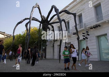 Bildnummer: 55189100  Datum: 02.04.2011  Copyright: imago/Xinhua (110402) -- BUENOS AIRES, April 2, 2011 (Xinhua) -- walk under the sculpture Maman , by French-American artist Louise Bourgeois during the exhibition The Return of the Repressed 1911-2010 , at the Proa Foundation, in Buenos Aires, capital of Argentina, April 1, 2011. Louise Bourgeois was best known for her contributions to both modern and contempoary art, and for her spider sculpture, titled Maman, which resulted in her being nicknamed the Spiderwoman. Bourgeois died of heart failure on May 31, 2010, in New York. (Xinhua/Martin Z Stock Photo