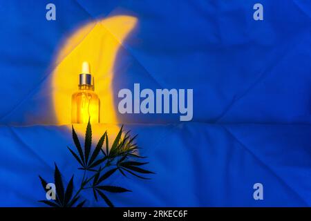 Nachtschlafzimmer mit Mondschein, Öltinktur aus CBD, Hanfzweig Stockfoto