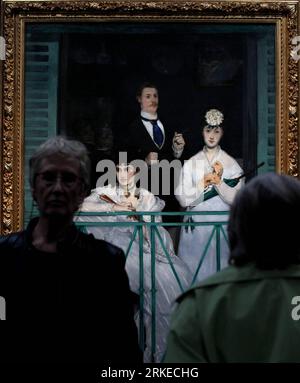 Bildnummer: 55225839  Datum: 04.04.2011  Copyright: imago/Xinhua (110404) -- PARIS, April 4, 2011 (Xinhua) -- A woman looks at the painting The Balcony, 1868-1869 by French painter Edouard Manet (1832-1883) during the media day at the exhibition Manet, the Man who invented Modernity at the Orsay Museum in Paris, France, April 4, 2011. The exhibition will be held from April 5 to July 3, 2011. (Xinhua/Gao Jing) (zw) FRANCE-PARIS-EDOUARD MANET-EXHIBITION PUBLICATIONxNOTxINxCHN Gesellschaft Ausstellung kbdig xcb xo0x 2011 hoch     55225839 Date 04 04 2011 Copyright Imago XINHUA  Paris April 4 2011 Stock Photo