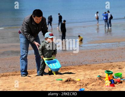 Bildnummer: 55236312  Datum: 05.04.2011  Copyright: imago/Xinhua (110405) -- QINGDAO, April 5, 2011 (Xinhua) -- A father and his son play on the beach of Huiquan Bay in Qingdao, a coastal city of east China s Shangdong Province, April 5, 2011. crowded to enjoy the cozy spring warmth here during the Qingming Festival. (Xinhua/Li Ziheng)(lx) CHINA-QINGDAO-QINGMING FESTIVAL-BEACH (CN) PUBLICATIONxNOTxINxCHN Gesellschaft kbdig xsk 2011 quer o0 Familie, Kind, Sand, Strand, Spielen, Land, Leute, Freizeit    Bildnummer 55236312 Date 05 04 2011 Copyright Imago XINHUA  Qingdao April 5 2011 XINHUA a Fat Stock Photo