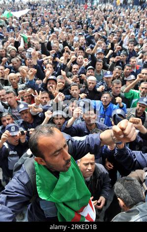 Bildnummer: 55236571 Datum: 05.04.2011 Copyright: imago/Xinhua (110405) -- ALGIER, 5. April 2011 (Xinhua) -- die algerischen Stadtwächter nehmen am 5. April 2011 an einer Kundgebung in Algier, Algerien, Teil. Hunderte algerische kommunale Wärter zur Terrorismusbekämpfung kündigten ein offenes Sit-in an, bis ihre sozialen und beruflichen Forderungen erfüllt werden. (Xinhua/Mohamed Kadri) (zw) ALGERIEN-ALGIER-DEMONSTRATION PUBLICATIONxNOTxINxCHN Gesellschaft Politik Algerien Demo-Protest Unruh kbdig xcb xo0x 2011 hohe Premiere Bildnummer 55236571 Datum 05 04 2011 Copyright Imago XINHUA Algiers 5. April 2011 XINHU Stockfoto