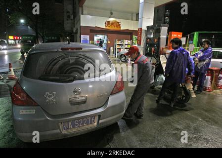 Bildnummer: 55237918 Datum: 06.04.2011 Copyright: imago/Xinhua WUHAN, 6. April 2011 (Xinhua) -- Ein Pumpenwart betankt ein Auto an einer Tankstelle in Wuhan, zentralchinesische Provinz Hubei, 6. April 2011. China wird den Pumppreis für Benzin ab dem 7. April 2011 um 500 Yuan (76,34 US-Dollar) pro Tonne und den für Diesel um 400 Yuan pro Tonne erhöhen, sagte die führende Wirtschaftsplanungsagentur des Landes am Mittwochabend. (Xinhua) (ljh) CHINA-FUEL PRICES-HIKE (CN) PUBLICATIONxNOTxINxCHN Wirtschaft kbdig xmk 2011 quer o0 Mineralölwirtschaft Tankstelle Auto tanken Bildnummer 55237918 Datum 06 0 Stockfoto