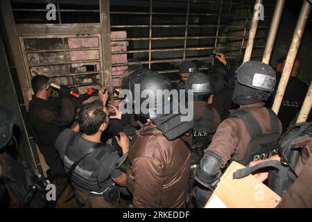 Bildnummer: 55240941  Datum: 06.04.2011  Copyright: imago/Xinhua (110406) -- BEIRUT, April 6, 2011 (Xinhua) -- Handout photo released by Lebanon s Interior Security Force (ISF) shows the ISF troops dealing with a riot in the Roumeih Prison, northeast of Lebanonese capital Beirut, on April 5, 2011. The ISF troops sucessfuly cracked down a riot on Tuesday night as inmates of the prison staged the riot asking for better conditions. Two inmates died and several were injured during the riot. (Xinhua/ISF) LEBANON-ROUMEIH PRISON-RIOT PUBLICATIONxNOTxINxCHN Gesellschaft Politik Gefängnis Gefängnisaufs Stock Photo