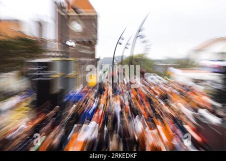 25. August 2023, ZANDVOORT - Besucher kommen am Bahnhof in Zandvoort vor dem F1 Grand Prix der Niederlande an. ANP RAMON VAN FLYMEN Credit: ANP/Alamy Live News Credit: ANP/Alamy Live News Stockfoto