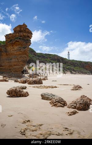 Majestätischer Sentinel Rock mit Split Point Leuchtturm auf Kalksteinklippen in der Nähe von Melbourne, Victoria, Australien Stockfoto