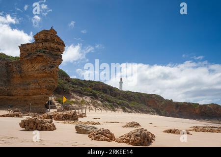 Coastal Sentinel Rock mit Split Point Leuchtturm auf Kalksteinfelsen in der Nähe von Melbourne, Victoria, Australien Stockfoto