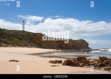 Der Leuchtturm an der Küste von Split Point liegt auf Kalksteinfelsen in der Nähe von Melbourne, Victoria, Australien Stockfoto