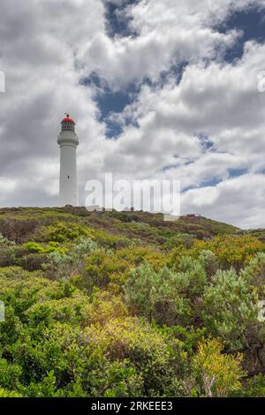 Der majestätische Split Point Leuchtturm liegt auf Kalksteinklippen in der Nähe von Melbourne, Victoria, Australien Stockfoto