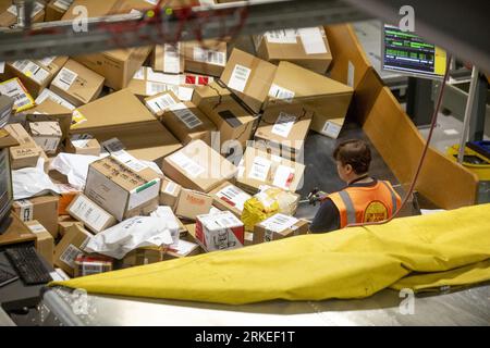 Zaventem, Belgien. August 2023. Die Abbildung zeigt das Sortiersystem für Pakete und Pakete während eines Besuchs im Drehkreuz des Logistikunternehmens DHL am Flughafen Brüssel, Donnerstag, den 24. August 2023 in Zaventem. DHL lädt Journalisten zu einer Führung ein, um zu betonen, dass Nachtflüge trotz Beschwerden über Lärmbelästigung für ihre tägliche Arbeit unerlässlich sind. BELGA PHOTO HATIM KAGHAT Credit: Belga News Agency/Alamy Live News Stockfoto