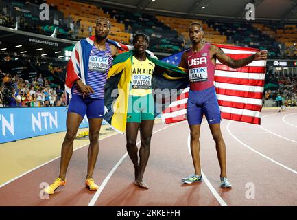 Budapest, Ungarn. August 2023. Goldmedaillengewinner Antonio Watson (C) aus Jamaika, Silbermedaillengewinner Quincy Hall (R) aus den Vereinigten Staaten und Bronzemedaillengewinner Matthew Hudson-Smith aus Großbritannien posieren nach dem 400-m-Finale der Athletik-Weltmeisterschaften Budapest 2023 in Budapest, Ungarn, 24. August 2023. Quelle: Wang Lili/Xinhua/Alamy Live News Stockfoto