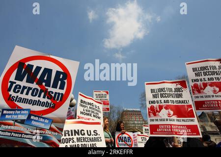 Bildnummer: 55249353  Datum: 09.04.2011  Copyright: imago/Xinhua (110409) -- NEW YORK, April 9, 2011 (Xinhua) -- Anti-war demonstrators participate in a rally on Union Square in New York, the United States, April 9, 2011. Thousands of peace, labor, Muslim and community activists took to the streets in New York on Saturday, calling for the government to withdraw troops from Iraq and Afghanistan and Lybia and redirect the tax dollars to putting Americans back to work. (Xinhua/Wu Kaixiang) (zw) U.S.-NEW YORK-ANTI-WAR-RALLY PUBLICATIONxNOTxINxCHN Gesellschaft Politik Demo Protest Anti Krieg Antikr Stock Photo