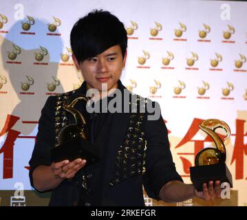 Bildnummer: 55249390  Datum: 09.04.2011  Copyright: imago/Xinhua (110410) -- TAIPEI, April 10, 2011 (Xinhua) -- Singer Zhang Jie poses for a photo at the media center of the awarding ceremony of the first Global Chinese Golden Chart held in Taipei, southeast China s Taiwan, April 9, 2011. (Xinhua/Gong Bing) (hdt) CHINA-TAIPEI-POP MUSIC CHART-AWARDS (CN) PUBLICATIONxNOTxINxCHN Kultur People Musik kbdig xng 2011 quadrat  o0 Preisträger, Trophäe, Objekte    Bildnummer 55249390 Date 09 04 2011 Copyright Imago XINHUA  Taipei April 10 2011 XINHUA Singer Zhang Jie Poses for a Photo AT The Media Cente Stock Photo