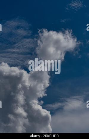 Ein fesselndes Foto fängt die Schönheit bewölkter Tage ein, wo die Leinwand des Himmels mit verschiedenen Wolkentönen geschmückt ist, was ein bezauberndes Spiel darstellt Stockfoto