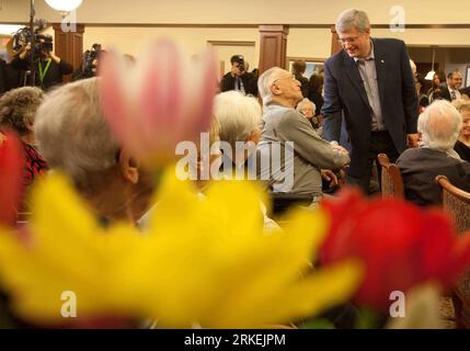 Bildnummer: 55265864  Datum: 15.04.2011  Copyright: imago/Xinhua (110415) -- TORONTO, Apr. 15, 2011 (Xinhua) -- Canadian Prime Minister and Conservative Party leader Stephen Harper (R) shakes hands with seniors during a campaign stop in Markham, Ontario, Canada, April 15, 2011. All parties in Canada are competing for the 41st federal election after the dissolution of the 40th parliament on March 26, 2011. (Xinhua/Jason Ransom) (zw) CANADA-ONTARIO-ELECTION-HARPER CAMPAIGN PUBLICATIONxNOTxINxCHN Politik People Kanada Wahlkampf Wahl Parlamentswahl premiumd kbdig xng 2011 quer     Bildnummer 55265 Stock Photo