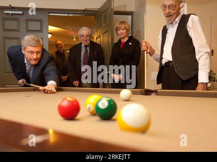 Bildnummer: 55265870  Datum: 15.04.2011  Copyright: imago/Xinhua (110415) -- TORONTO, Apr. 15, 2011 (Xinhua) -- Canadian Prime Minister and Conservative Party leader Stephen Harper (L) plays pool against Sam Shenkman, 93, a resident of the Constantia Retirement Residence during a campaign stop in Markham, Ontario, Canada, April 15, 2011. All parties in Canada are competing for the 41st federal election after the dissolution of the 40th parliament on March 26, 2011. (Xinhua/Jason Ransom) (zw) CANADA-ONTARIO-ELECTION-HARPER-CAMPAIGN PUBLICATIONxNOTxINxCHN Politik People Kanada Wahlkampf Wahl Par Stock Photo