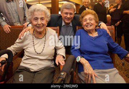 Bildnummer: 55265869  Datum: 15.04.2011  Copyright: imago/Xinhua (110415) -- TORONTO, Apr. 15, 2011 (Xinhua) -- Canadian Prime Minister and Conservative Party leader Stephen Harper (C) poses for a photo with seniors during a campaign stop in Markham, Ontario, Canada, April 15, 2011. All parties in Canada are competing for the 41st federal election after the dissolution of the 40th parliament on March 26, 2011. (Xinhua/Jason Ransom) (zw) CANADA-ONTARIO-ELECTION-HARPER-CAMPAIGN PUBLICATIONxNOTxINxCHN Politik People Kanada Wahlkampf Wahl Parlamentswahl premiumd kbdig xng 2011 quer Aufmacher premi Stock Photo