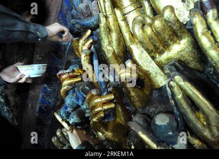 Bildnummer: 55271250  Datum: 18.04.2011  Copyright: imago/Xinhua (110418) -- CHONGQING, April 18, 2011 (Xinhua) -- A technician restores the sculpture of Qianshou Guanyin in Dazu Rock Carvings in southwest China s Chongqing, April 18, 2011. The sculpture of Qianshou Guanyin, the bodhisattva with a thousand hands associated with compassion as venerated by East Asian Buddhists, was carved about 800 years ago during the Southern Song Dynasty (1127 to 1279) and is the best known Buddhist statue in Dazu. (Xinhua/Zhou Hengyi) (lfj) CHINA-CHONGQING-QIANSHOU GUANYIN-RESTORATION (CN) PUBLICATIONxNOTxIN Stock Photo