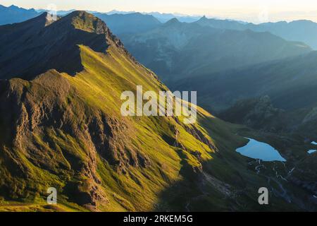 FRANKREICH. ISERE (38). QUEYRAS NATURPARK. LAC EGORGEOU (2394M) UND SPARVEYRE (3002M) Stockfoto