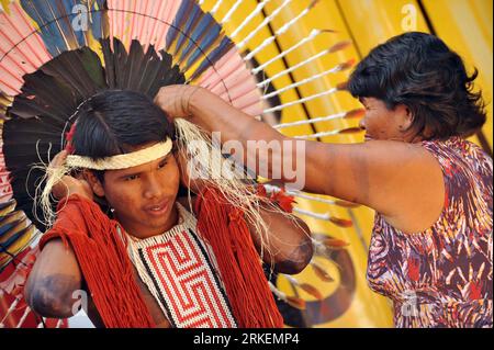 Bildnummer: 55275453  Datum: 19.04.2011  Copyright: imago/Xinhua (110419) -- RIO DE JANEIRO, April 19, 2011 (Xinhua) -- An Indian man prepares for a traditional dance at the Museum of the Indian in Rio de Janeiro, Brazil, April 19, 2011. Brazil commemorates Indian Day on on April 19 annually. (Xinhua/Song Weiwei) (wjd) BRAZIL-RIO DE JANEIRO-INDIAN DAY PUBLICATIONxNOTxINxCHN Gesellschaft kbdig xub 2011 quer  o0 Folklore, Kopfschmuck    Bildnummer 55275453 Date 19 04 2011 Copyright Imago XINHUA  Rio de Janeiro April 19 2011 XINHUA to Indian Man Prepares for a Traditional Dance AT The Museum of T Stock Photo