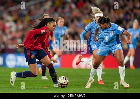 Sydney, Australien. August 2023. Sydney, Australien, 20. August 2023: Salma Paralluelo (18 Spanien) und Jess Carter (16 England) kämpfen während des Fussballfinalspiels der FIFA-Frauen-Weltmeisterschaft 2023 zwischen Spanien und England im Stadion Australia in Sydney, Australien. (Daniela Porcelli/SPP) Credit: SPP Sport Press Photo. Alamy Live News Stockfoto