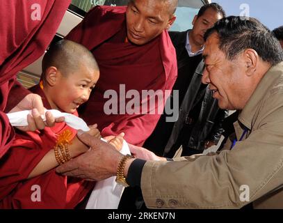 Bildnummer: 55277603 Datum: 20.04.2011 Copyright: imago/Xinhua (110420) -- LHASA, 20. April 2011 (Xinhua) -- der sechste lebende Buddha Dezhub (1. L) wird mit Hada während seines Besuchs im Jokhang-Kloster in Lhasa, der südwestchinesischen Autonomen Region Tibet, am 18. April 2011 begrüßt. Der junge lebende Buddha schloss einen sechstägigen Besuch ab, der erste dieser Art seit seiner Inthronisierung im August, 2010x, nach Lhasa, wo viele bekannte Lamaserien und historische Orte am Mittwoch liegen. (Xinhua/Chogo) (ljh) CHINA-LHASA-6th LIVING BUDDHA DEZHUB-KLOSTER BESUCH (CN) PUBLICATIONxNOTxINxCHN People Gesellschaft Stockfoto