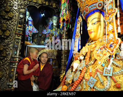 Bildnummer: 55277602 Datum: 20.04.2011 Copyright: imago/Xinhua (110420) -- LHASA, 20. April 2011 (Xinhua) -- der sechste lebende Buddha Dezhub (L) huldigt einem Buddha im Jokhang-Kloster in Lhasa, südwestchinesische Autonome Region Tibet, 16. April 2011. Der junge lebende Buddha schloss einen sechstägigen Besuch ab, der erste dieser Art seit seiner Inthronisierung im August, 2010x, nach Lhasa, wo viele bekannte Lamaserien und historische Orte am Mittwoch liegen. (Xinhua/Chogo) (ljh) CHINA-LHASA-6th LIVING BUDDHA DEZHUB-KLOSTER BESUCH (CN) PUBLICATIONxNOTxINxCHN People Gesellschaft Religion Buddhismu Stockfoto