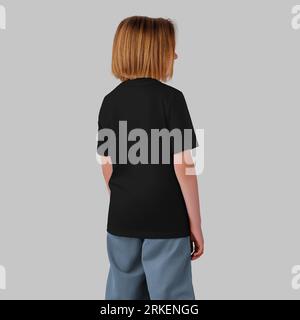 Vorlage eines schwarzen Kinder-T-Shirts auf einem Mädchen, Rückansicht, für Design, Druck, Muster. Mockup eines stilvollen Hemdes isoliert auf dem Hintergrund. Produktfoto Stockfoto