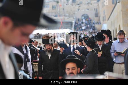 110421 -- JERUSALEM, April 21, 2011 Xinhua -- Jews gather at the Western Wall Plaza to celebrate Jewish Holiday of Passover in Jerusalem on April 21, 2011. Passover is a Jewish holy day and festival to commemorate the story of the Exodus in Egypt. Xinhua/Yin Dongxun zw MIDEAST-JERUSALEM-PASSOVER PUBLICATIONxNOTxINxCHN Stock Photo