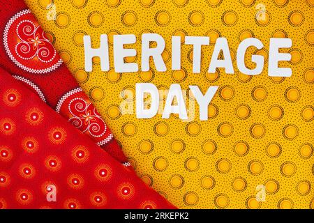 Heritage Day Südafrika. Heritage Day in weißen Buchstaben mit ikonischem südafrikanischem bedrucktem Tuch Stockfoto