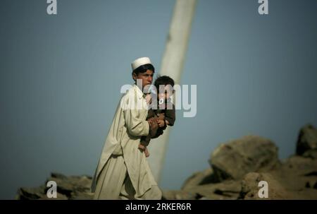 Bildnummer: 55286007 Datum: 24.04.2011 Copyright: imago/Xinhua (110424) -- KABUL, 24. April 2011 (Xinhua) -- ein afghanischer Junge hält seinen Bruder, als er in Kabul, der Hauptstadt Afghanistans, am 24. April 2011 nach Hause geht. (Xinhua/Ahmad Massoud) (djj) AFGHANISTAN-KABUL-DAILY LIFE PUBLICATIONxNOTxINxCHN Gesellschaft Land Leute Afghanistan Kabul Fotostory kbdig xcb 2011 quer o0 Kind Bildnummer 55286007 Datum 24 04 2011 Copyright Imago XINHUA Kabul 24 April 2011 XINHUA to Afghan Boy hält seinen Bruder, als er nach Hause geht in Kabul Hauptstadt Afghanistans 24. April 2011 XINHUA Ahmad Massoud Afghanistan Kabul Dail Stockfoto