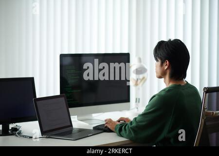Softwareentwickler, der an Programmiercode für das Starup-Projekt arbeitet Stockfoto