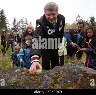 Bildnummer: 55287144 Datum: 24.04.2011 Copyright: imago/Xinhua (110425) -- VANCOUVER, 25. April 2011 (Xinhua) -- der kanadische Premierminister und Parteivorsitzende Stephen Harper geht Ostereierjagd mit einheimischen Kindern in Burnaby, British Columbia, Kanada, 24. April 2011. Harper war auf einer Wahlkampfreise für die 41. Bundestagswahl am 2. Mai. (Xinhua/Conservative Party of Canada) KANADA-BRITISH COLUMBIA-HARPER-KAMPAGNE PUBLICATIONxNOTxINxCHN People Politik Wahl Präsidentschaftswahlen Wahlen Wahlkampf Kanada kbdig xdp 2011 quadrat Premiumd o0 Ostern, Osterei, EI, Suche, Eiersuche, Os Stockfoto